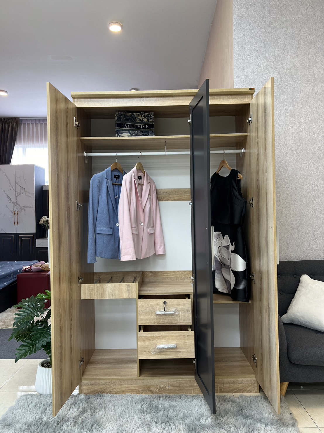 89071::WR-7030B::ตู้เสื้อผ้า3 บานเปิด 1.2 ม. กระจกเงากลาง1บาน หน้าบานเมลามีน ขนาด1200x520x2000มม. SPEC:PU/MELAMINE สีโอ๊ค(Od),สีโอ๊คดำขาว(OdWh),สีขาว(Wh),สีโซลิดกราไฟท์(SoGp),สีโซลิดขาว(SoWh),สีไลท์เวงเก้แฟบริค(LvFb)
